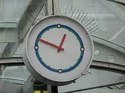 Часы на платформе