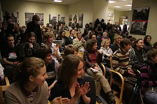 Переполненный кинозал Института имени Гёте