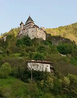 Вид замка со стороны деревни