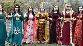 Курдянки исполняют танец гованд