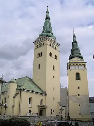 Собор Пресвятой Троицы. Справа находится «Башня Буриана»