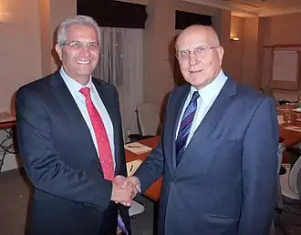 Андрос Киприану (слева) и министр иностранных дел Греции Ставрос Димас