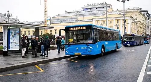 Автобус маршрута № м10 в Театральном проезде