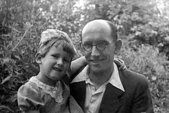 Александр Кондратьев с дочерью. 1947.