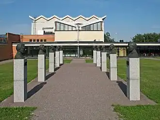  Аллея академиков во внутреннем дворе ТТУ