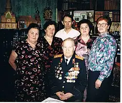 Сёстры Лидия, Раиса, муж Ангелины Василий Золоторёв, Ангелина и Нина после вручения Золотой Звезды Героя Российской Федерации. Москва, Кучино 1996 год.