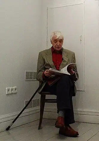 Анатолий Стригалёв на выставке Игоря Пальмина «Дом архитектора Константина Мельникова» в галерее «Роза Азора» 27 мая 2014 года. Фотография Игоря Вороны