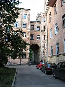 Во дворе дома № 3