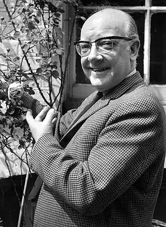 Артур ухаживает за своим садом