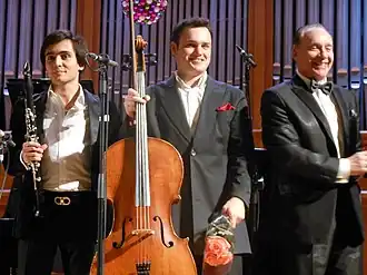 Арсений Чубачин (в центре), кларнетист Артур Назиуллин (слева) и композитор Максим Дунаевский в Большом зале Консерватории им. П. И. Чайковского 16 января 2015