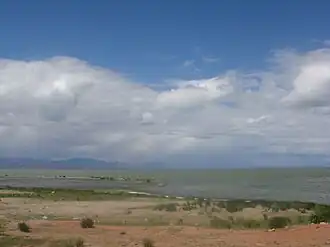 Вид на озеро Ачит-Нуур с юго-восточного побережья в августе 2010 года