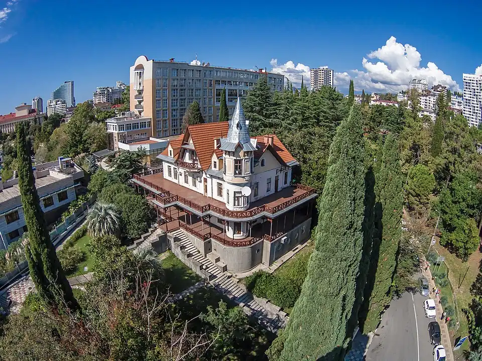 Вид на виллу Якобсона с высоты птичьего полёта с жилым корпусом санатория «Светлана».