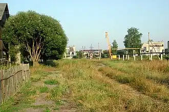 Территория бывшей станции. Слева — деревянное 2-этажное здание бывшего вокзала. Фото 2007 г.