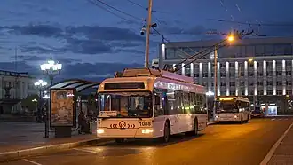 Троллейбус БКМ-321 №1088 следующий по маршруту №7 стоит на конечной "Железнодорожный вокзал"