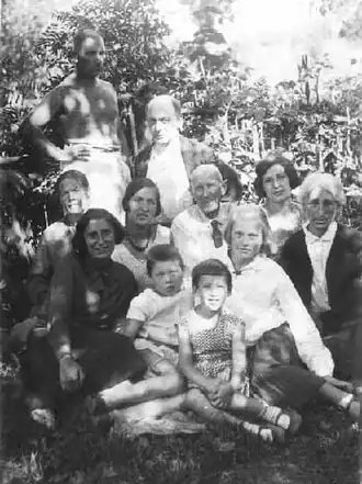 Нина Бам (первая справа во втором ряду), Александра Михайловна Бам (мать Нины Бам, первая справа в первом ряду), Владимир Татлин (второй справа во втором ряду), Сергей Ромов (стоит за Татлиным), Мария Бек (сестра Нины Бам, первая слева в&nbsp;первом ряду), остальные неизвестны. 1933 или 1934