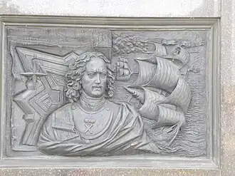 Барельеф, посвящённый Новодвинской крепости, основанной по указанию Петра I