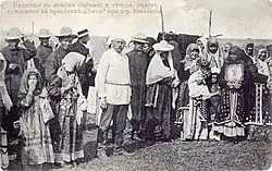 Башкиры на празднике Йыйын. На головах мужчин слева — войлочные колпаки (баш. ҡалпаҡ)