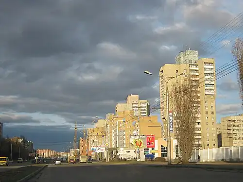 Движение по проспекту на восток(справа «башня»-дом №&nbsp;16)