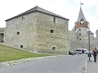 Башня Новая Восточная (в центре)