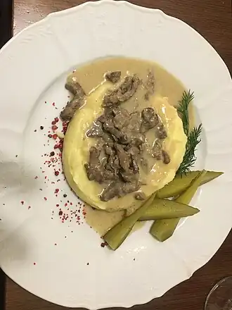 Бефстроганов с картофельным пюре и солёным огурцом