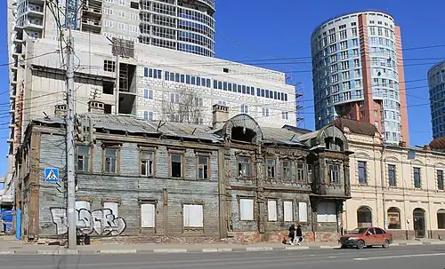 Фасады флигеля и дома Чардымова на фоне строящегося жилого комплекса, 2021 год