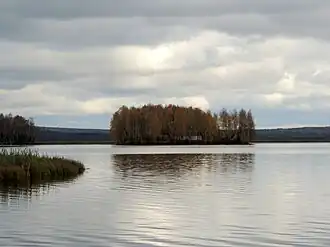 Вид на озеро с западного берега осенью 2018 г.