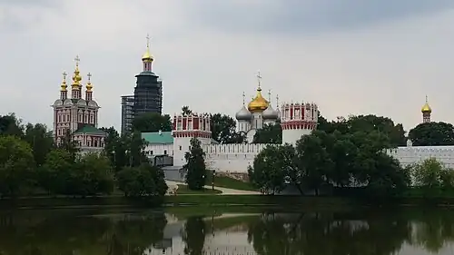 Большой Новодевичий пруд и Новодевичий монастырь.
