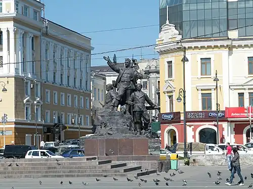 Правая скульптурная группа