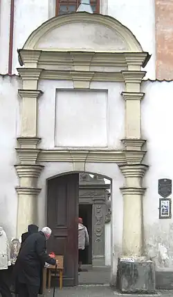 Брама (на рисунке №1) со стороны ул. Маркса. Боковой вход в костёл.