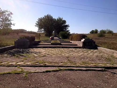 Братская могила мирных жителей-жертв фашистского террора крымчаков Белогорска, новый мемориал выходит на шоссе