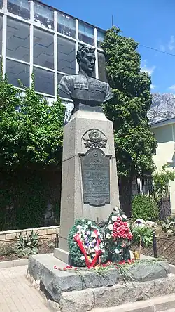 Бюст Амет-Хана Султана в Алупке