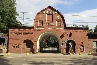 Ворота Бугровского кладбища, вид снаружи