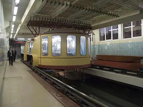 Буксировочная тележка опытового бассейна СПГУВК. Под потолком видна троллейная система, состоящая из 26 троллеев.