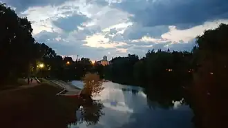 Стрижень. Бульвар реки Стрижень (слева). Церковь Михаила и Федора (на заднем плане)