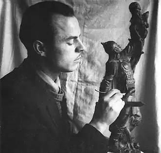 За работой над скульптурой «Руслан, побеждающий Черномора». Ленинградский Фарфоровый завод им. М. В. Ломоносова (ЛФЗ). 1956 год.