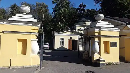 Главный вход в Б-Охтенское Георгиевское кладбище, август 2016 год