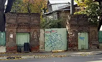 Кирпичные ворота.