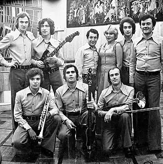 ВИА «Надежда», 1977Стоят: Евгений Печёнов, Владимир Кузьмин, Миша Плоткин, Людмила Шабина, Леонид Белый, Пётр НаумовСидят: Виктор Горбунов, Александр Шабин, Анатолий Мешаев