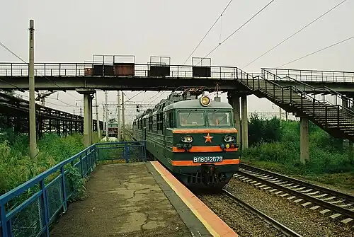 Вид с платформы в сторону пешеходного моста