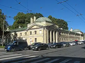 Боковой флигель, украшенный лоджией, с увенчанным куполом угловым павильоном