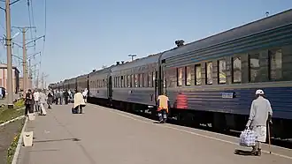 Вагоны поезда Москва — Воркута на пассажирской платформе.