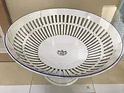 Ваза для фруктов с изображением родового герба рода Милорадовичей, 1839 г. Императорская Киево-Межигорская фаянсовая фабрика. Национальный музей истории Украины, Киев