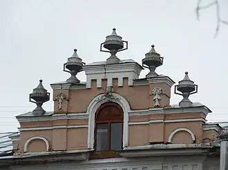 Вазы на крыше здания гостиницы