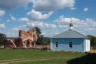 Руины старой церкви и новая церковь в Васильеве