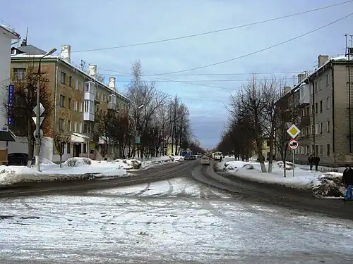 Вид на конец улицы с площади Мира (дома №&nbsp;62 и №&nbsp;57)