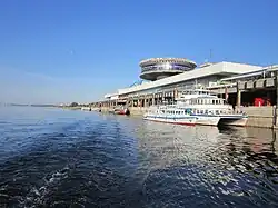 Вид на Волгоградский речпорт с плывущего теплохода