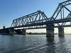 Железнодорожный мост через реку Самару (вид с реки), август 2023 года