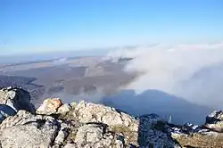 Вид с Носа Тырке на северо-восток на верховья реки Суат и на Караби-Яйлу. Перевал Восточный Суат примерно на границе облаков