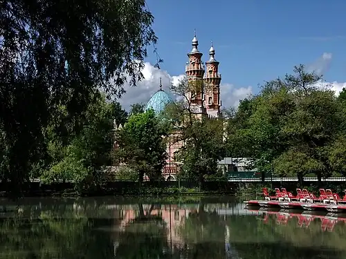 Вид на мечеть из парка на берегу Терека