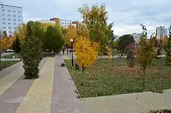 Вид на сквер Славы со стороны обелиска «Вечный огонь» (октябрь 2018)